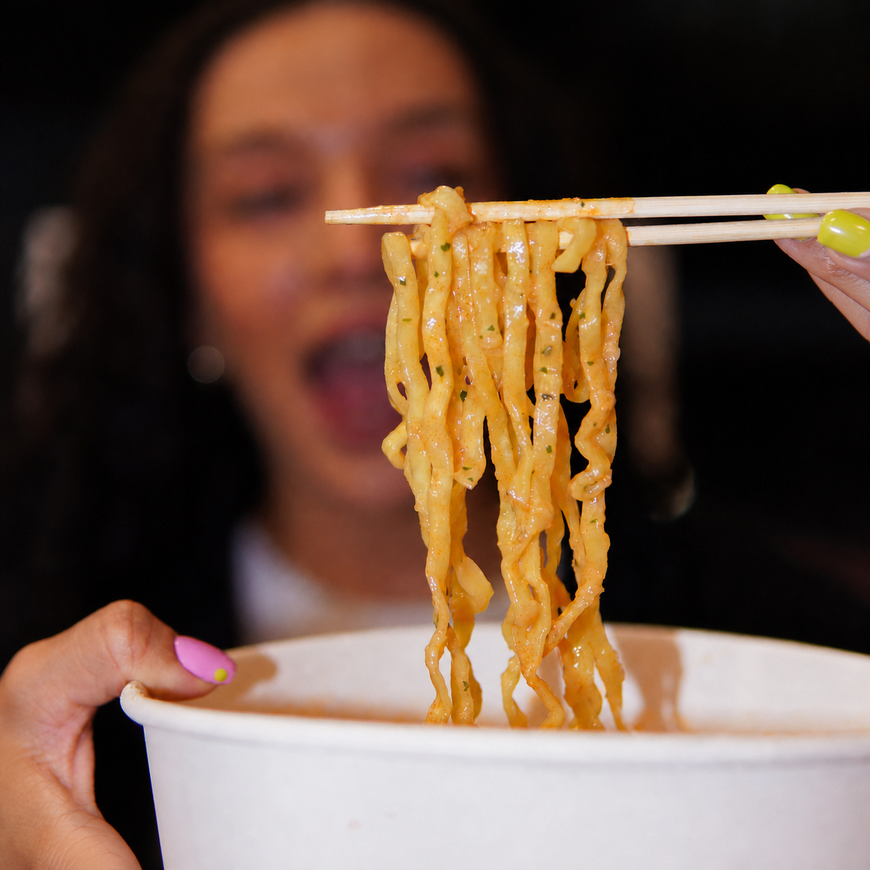 Ramen cremoso servido con palillos en MENMEN